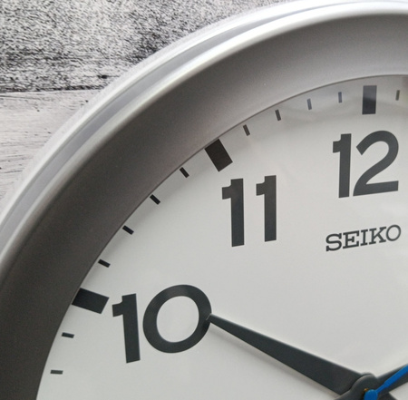 Zegar ścienny SEIKO QXA835S 37 cm srebrny cichy